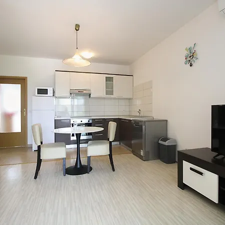 Florinda 2091 アパート